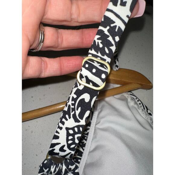 Land’s End Women’s One Piece Swim Suit Adjustable Strap Black Floral Modest XL - Picture 5 of 9